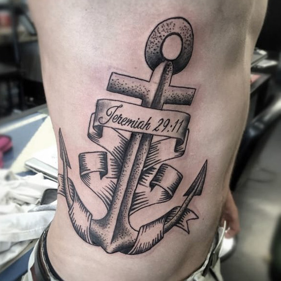 мужская татуировка якоря с надписью на боку