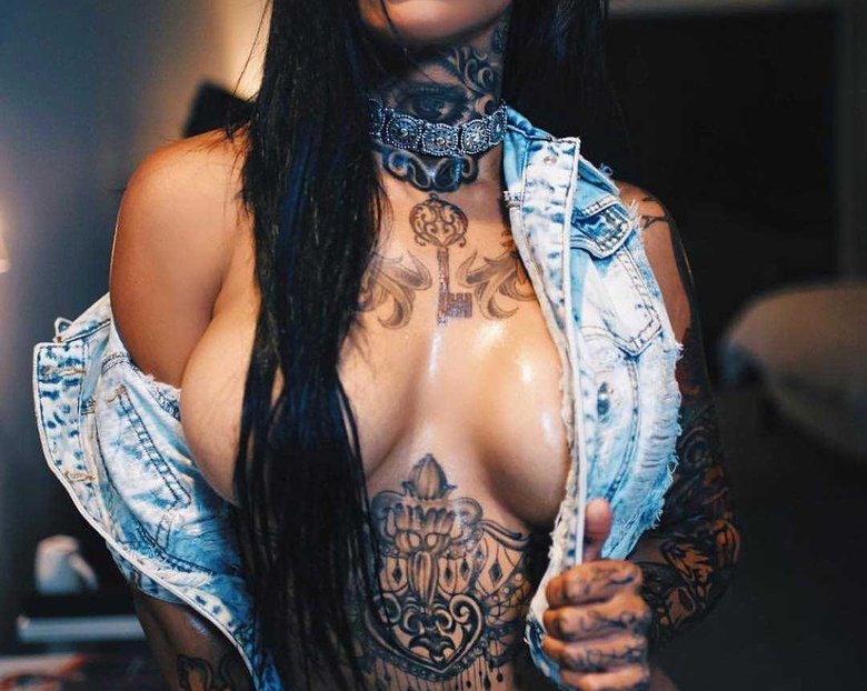 Американская Тату модель с сексуальными формами - Elle Audra