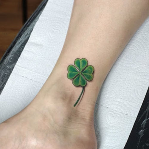 Фото - татуировка зеленого четырехлистника на ноге