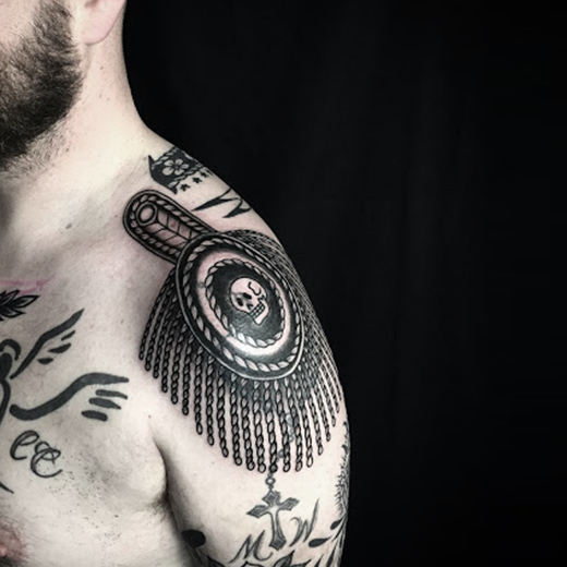 татуировка на плече - погоны с черепом