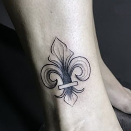 Фото - татуировка геральдической лилии на ноге