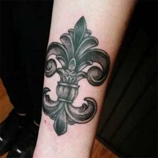 фото: татуировка геральдической лилии на руке