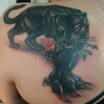 татуировка: пантера с розой в зубах