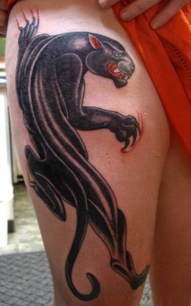 татуировка пантеры, ползущей по ноге