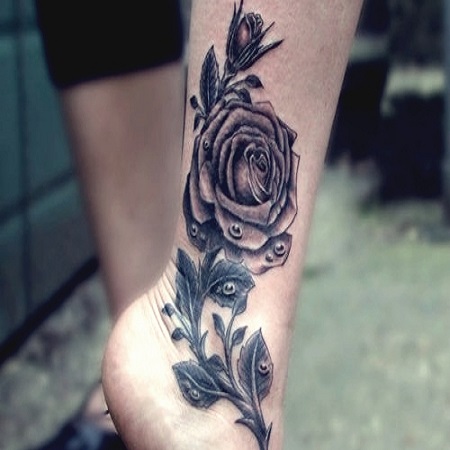 чб татуировка розы на ноге