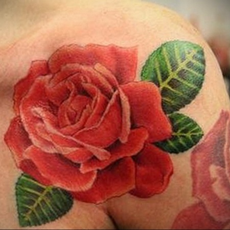 татуировка красной розы с зелеными лепестками