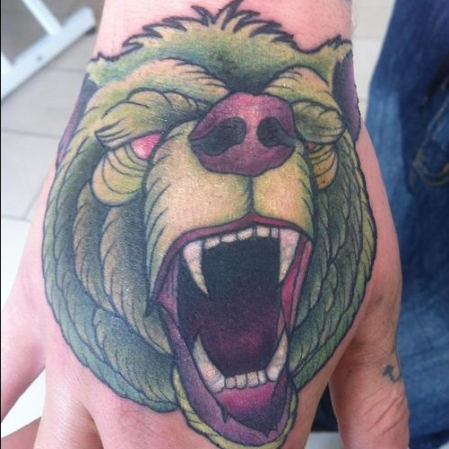 тату - зеленый медведь на руке