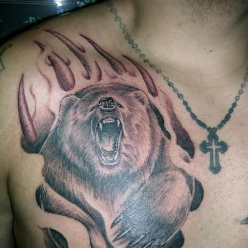 фото тату: медведь и медвежья лапа на груди