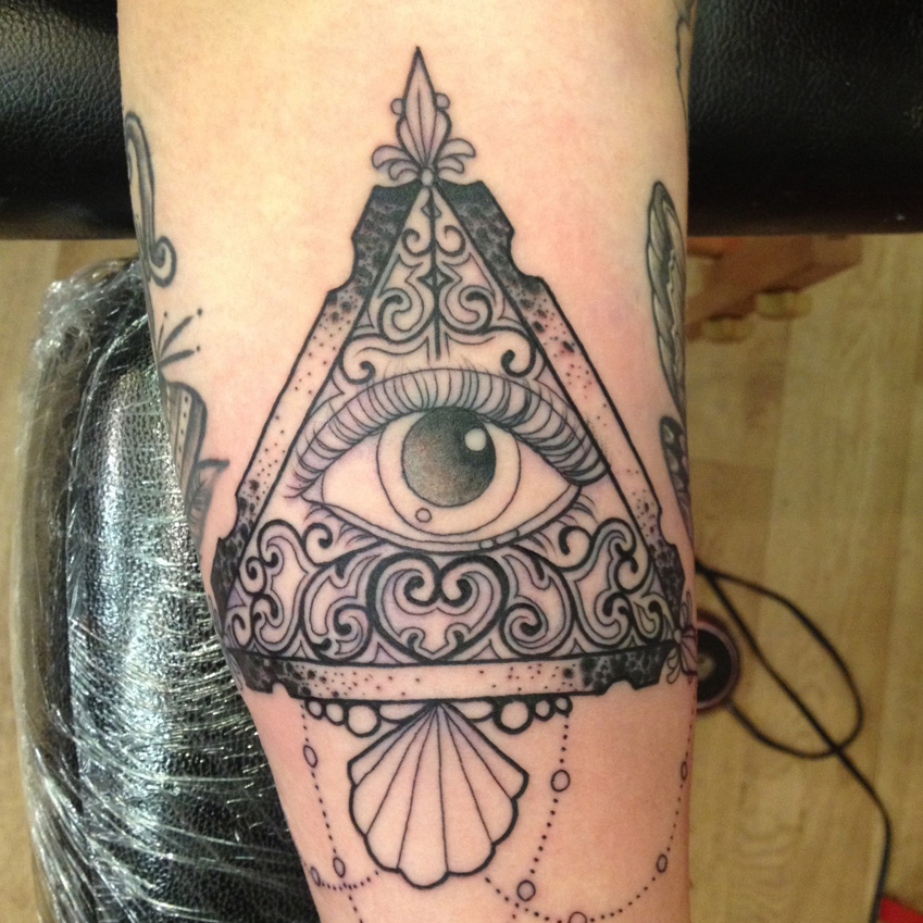 татуировка - треугольник, глаз и ракушка