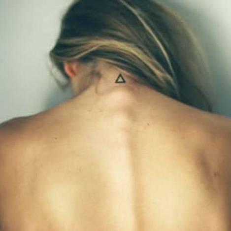 татуировка треугольник сзади на шее