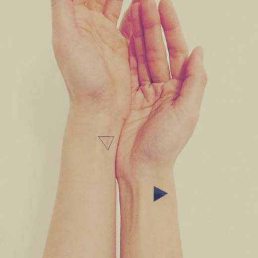 татуировки треугольников на запястьях