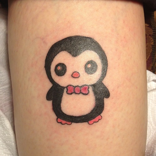 татуировка: маленький пингвин в бабочке