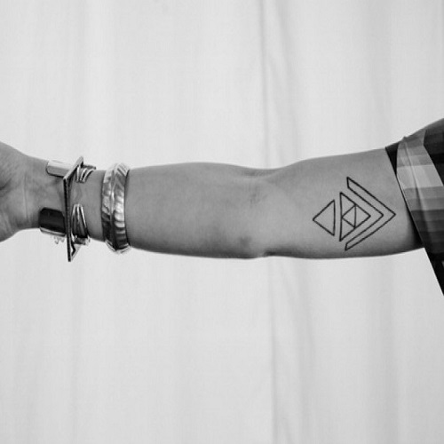 татуировка ромб на руке