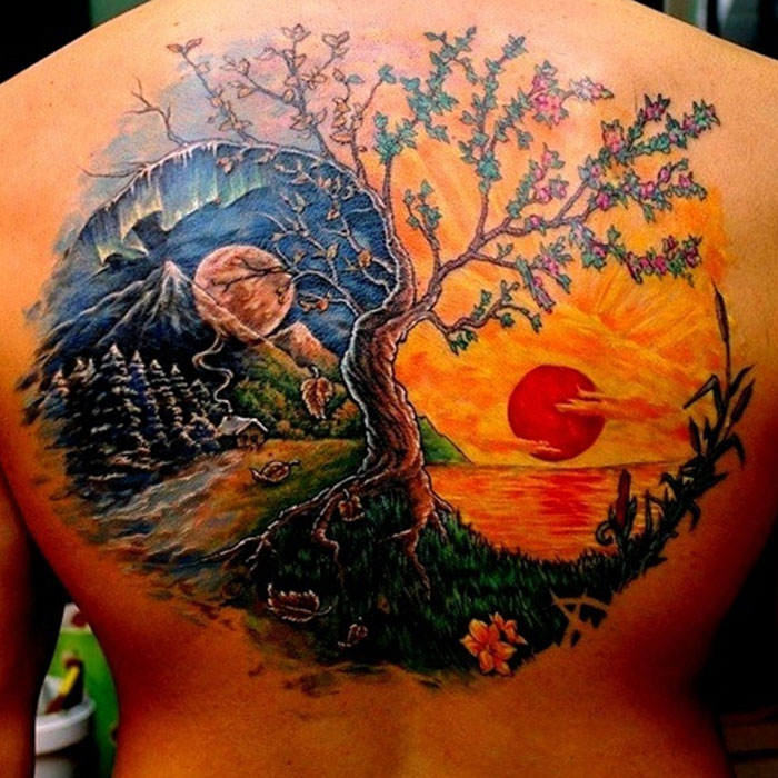 красивая татуировка - символ Инь Янь во всю спину