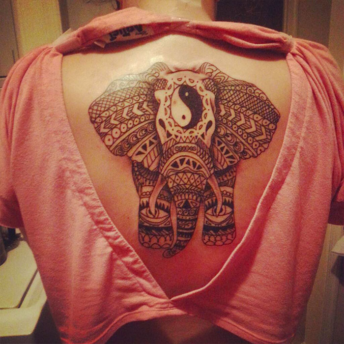 Татуировка слона с изображением символа Инь Янь на лбу