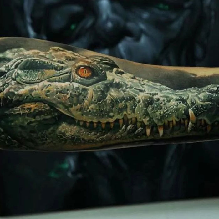 тату в стиле реализма - зеленый крокодил.