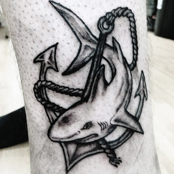 Татуировка акулы и морского якоря