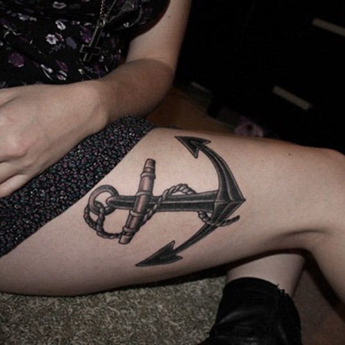 татуировка морского якоря на ноге девушки