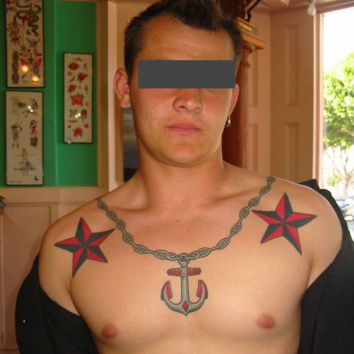 татуировка звезд на плечах