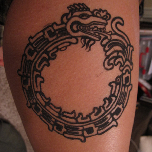 Татуировка уроборос в кельтском стиле