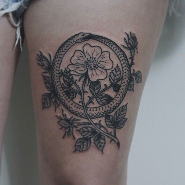 татуировка уробороса и цветок