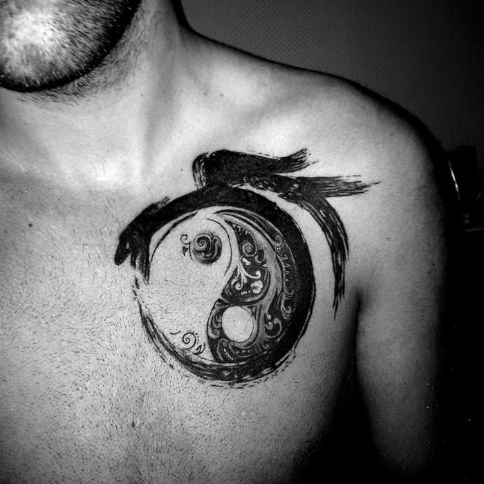татуировка уробороса и символ инь янь