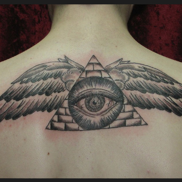 Татуировка на спине: всевидящее око с крыльями