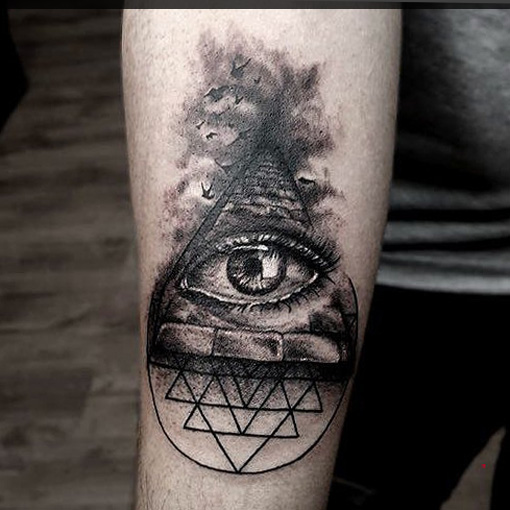татуировка - глаз в треугольнике, на руке