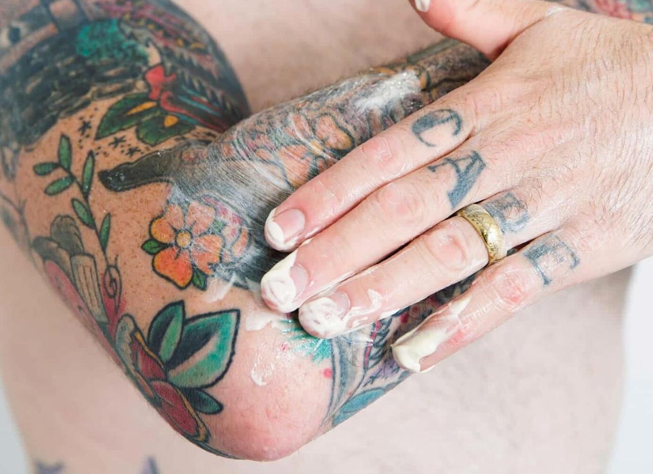 Как ухаживать за татуировкой первые 3 дня